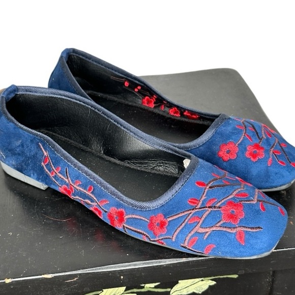 Embroidered‎ Flats - Picture 2 of 6